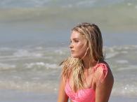 Elsa Hosk kusząco na plaży w bikini